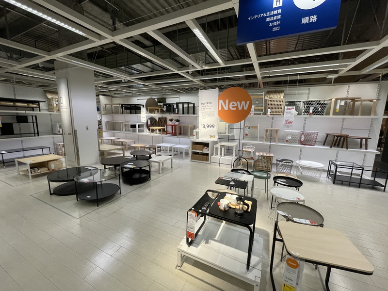 IKEA鶴浜店のローテーブルの展示