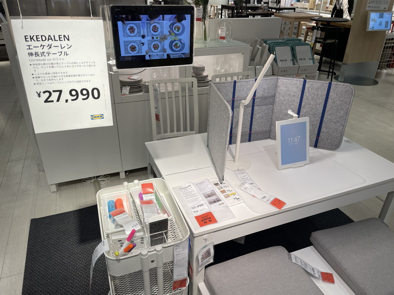 IKEA鶴浜店の伸張式テーブルEKEDALEN（エーケダーレン）の展示